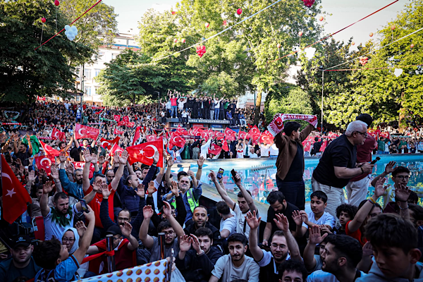 Bursa’da milli maç heyecanı meydanlara taşındı