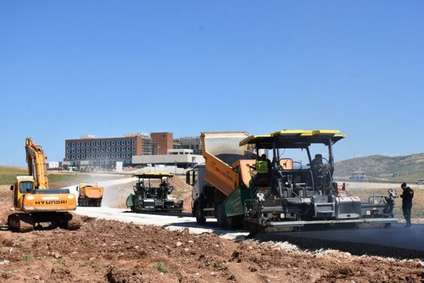 Siirt’te hastane bağlantı yolunda asfalt çalışması devam ediyor