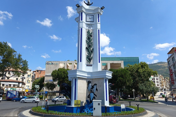 Gemlik’te Saat Kulesi ve havuz çevresinde yenileme çalışmaları sürüyor