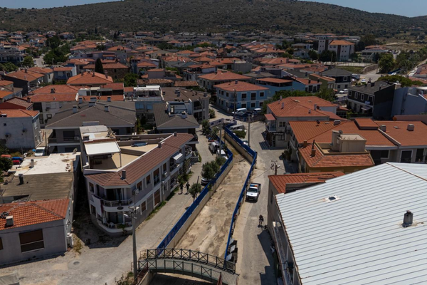 Urla ve Çeşme’de dere yatakları ve korkulukları yeniledi