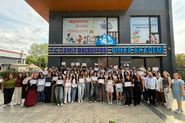 Çınar Akademi öğrencileri mezuniyet coşkusu yaşadı