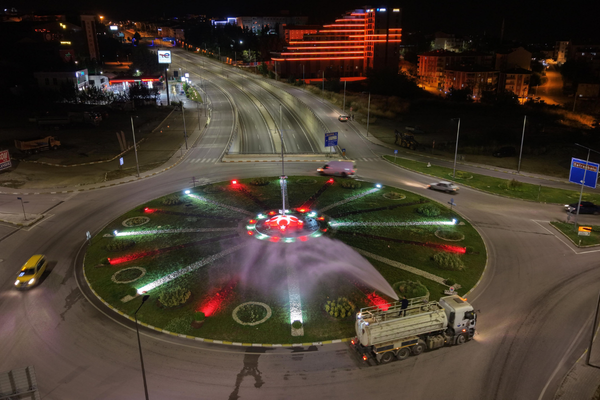 Karabük’te yeşil alanlara gece sulaması başlatıldı