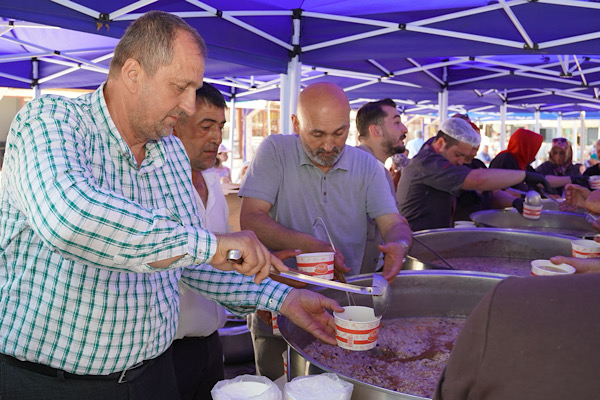 İznik’te 5 bin kişiye aşure ikram edildi