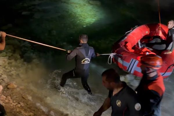 Bozova’da köprü altında mahsur kalan 32 kişi kurtarıldı