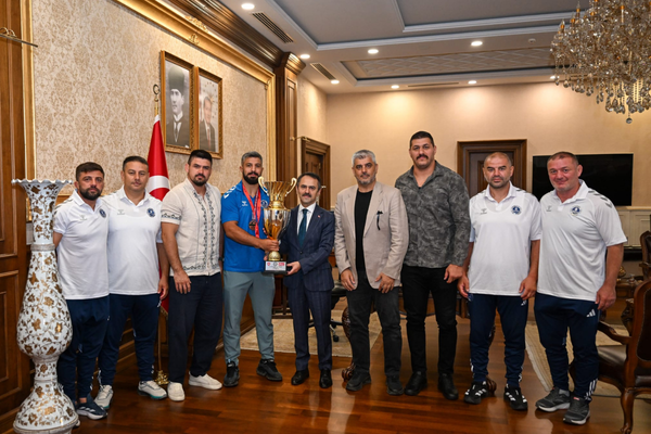 Koaceli Valisi Aktaş, Kocaeli Kağıtspor’un Başpehlivanlarını ağırladı