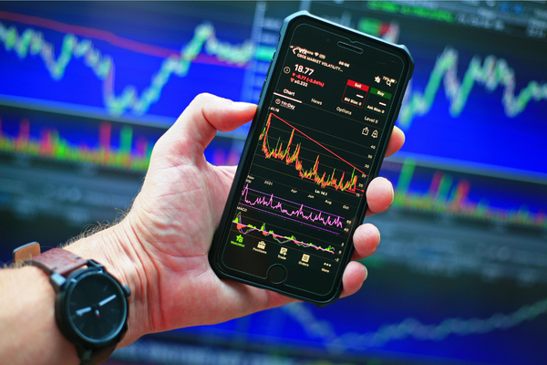 Altın, gümüş ve Nasdaq’ta baskı sürüyor
