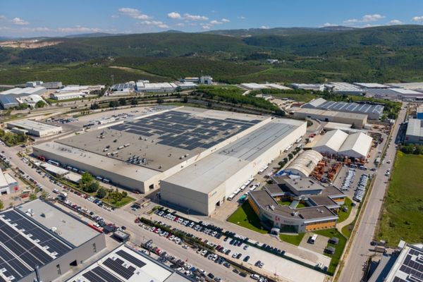 Karsan, elektrikli mobiliteyi üretimde kullandığı yenilenebilir enerjiyle destekliyor