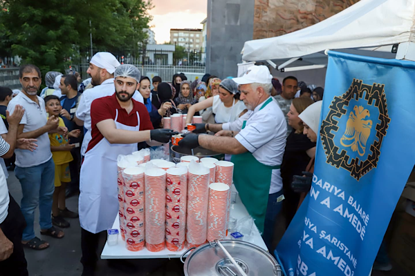 Diyarbakır’da 10 bin aşure yurttaşlarla paylaşıldı