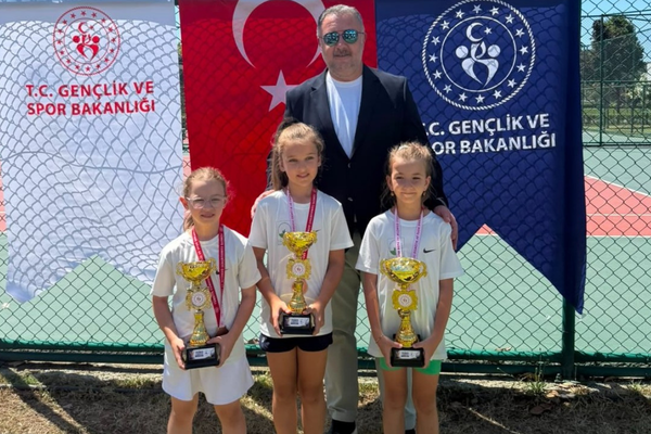 Osmangazi Belediyesporlu tenisçiler Bursa İl Birinciliği’nden derecelerle döndü