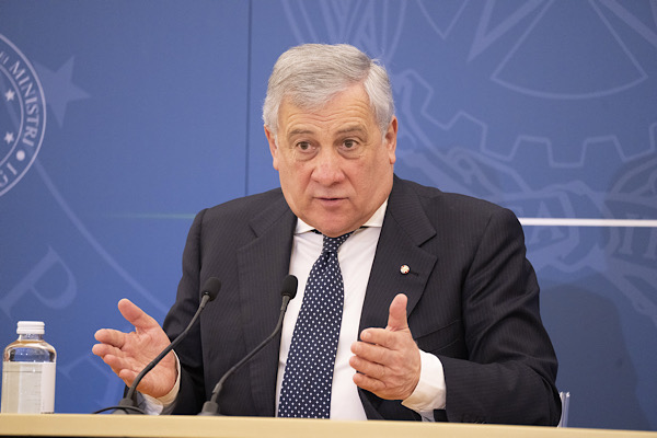 Tajani, Birleşik Krallık’ın yeni Dışişleri Bakanı Miliband ile görüştü