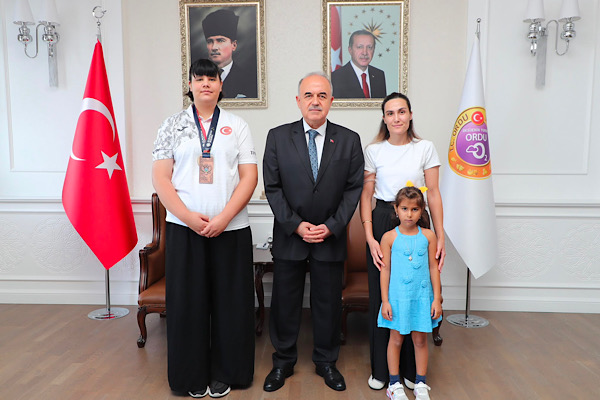 Vali Erol, Türkiye Şampiyonu Nedime Bulat’ı ağırladı