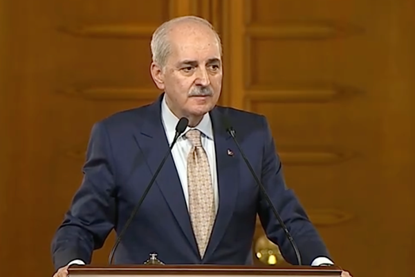Kurtulmuş, 15 Temmuz Şehitler Anıtı ile Şeref Holü’ndeki Anı Taşı’na karanfil bıraktı