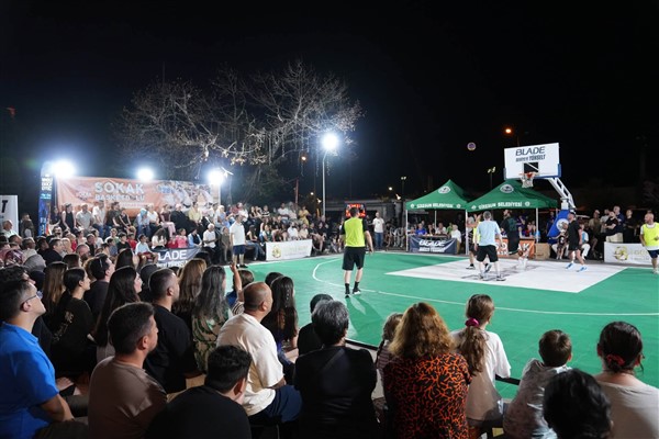 Giresun’da Geleneksel Sokak Basketbolu Turnuvası’nda veteranlar gösteri maçı oynandı