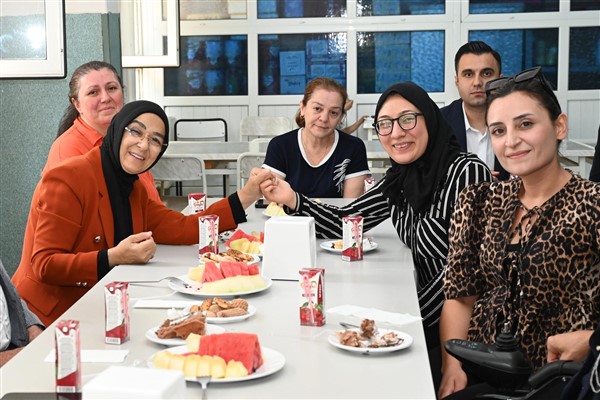 Başdeğirmen çifti özel öğrencilerin doğum günü kutlamasına katıldı