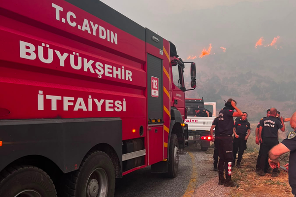 Aydın Büyükşehir Belediyesi ekipleri Çine’deki orman yangınına müdahale ediyor