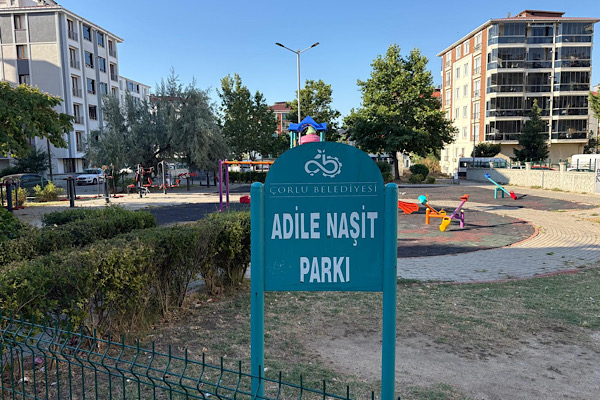 Çorlu’da Adile Naşit Parkı’ndaki banklara zarar verildi