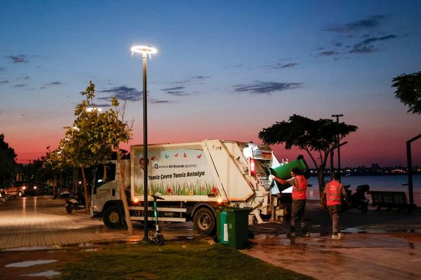 Konyaaltı Sahili’nde 7/24 temizlik çalışmaları sürüyor