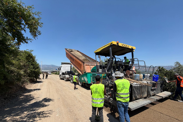 Aydın Büyükşehir Belediyesi 17 ilçede yol ve altyapı çalışmalarını sürdürüyor