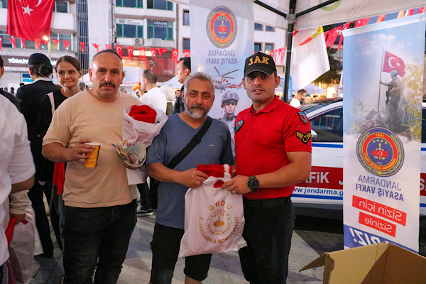 Jandarma Asayiş Vakfı’ndan 15 Temmuz’da çorba ikramı ve bayrak dağıtımı