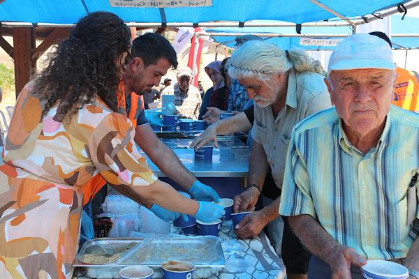 Antalya genelinde yaklaşık 50 bin kişiye aşure ikram edildi