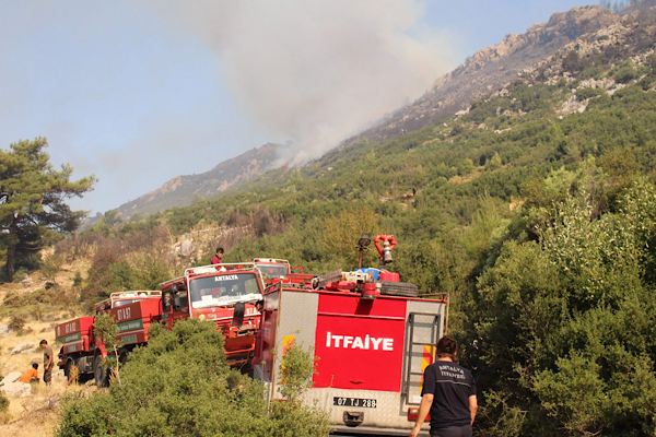 Antalya’da orman yangınına ekiplerin müdahalesi sürüyor