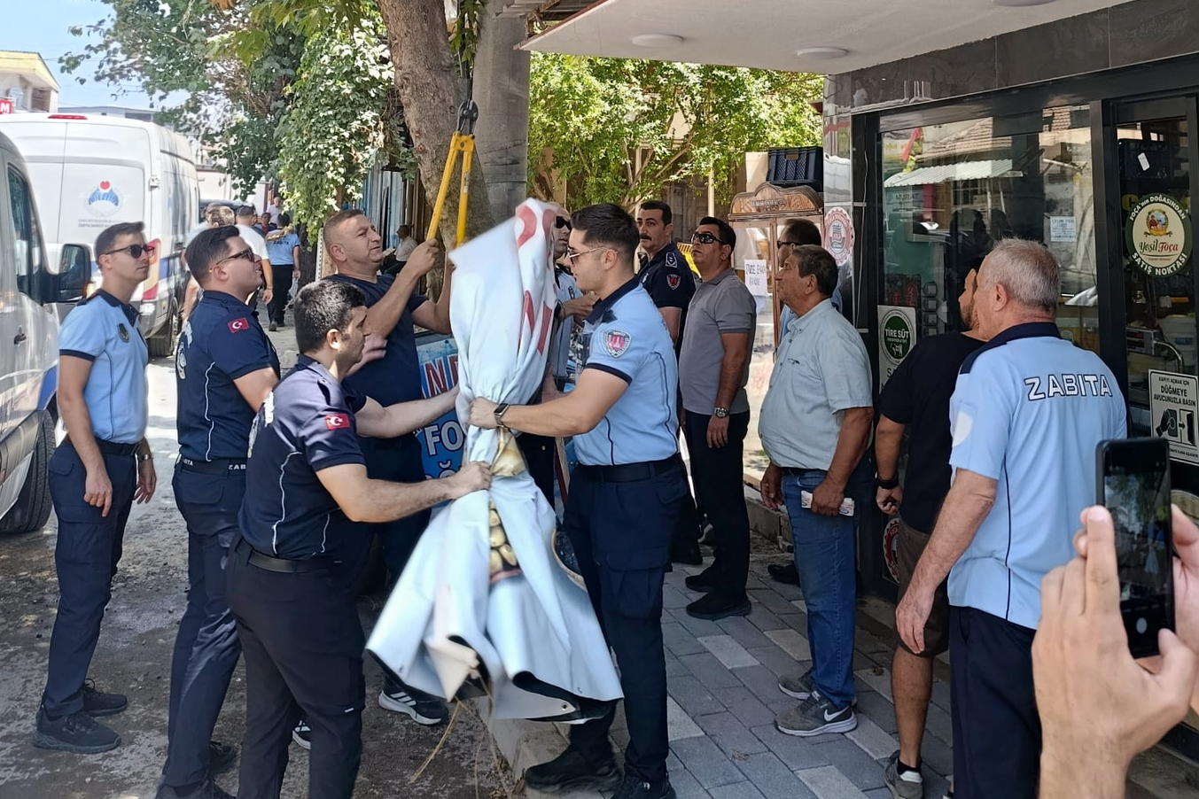 Bayraklı’da izinsiz seyyar satış ve alan işgallerine denetim