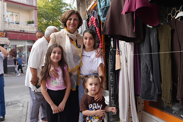 Başkan Ünlüce, Emek Mahallesi’nde esnaf ve vatandaşları ziyaret etti