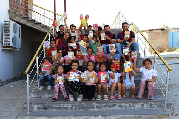 Diyarbakır’da “Masal Sandığı” projesiyle kırsaldaki çocuklara masal kitapları ulaştırdı