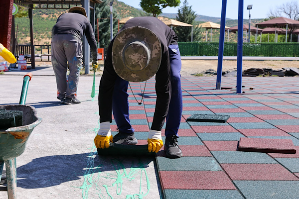 Bingöl’de parklarda yenileme çalışmaları sürüyor