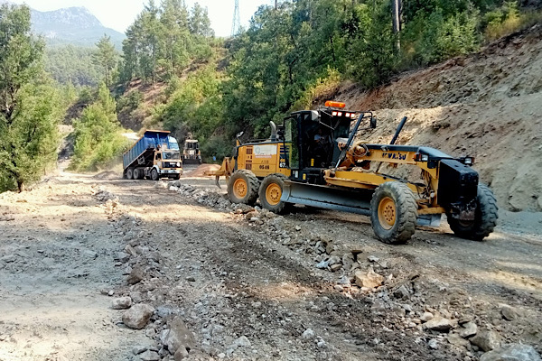 Alanya’nın kırsal mahallelerinde yol bakım ve onarım çalışmaları sürüyor