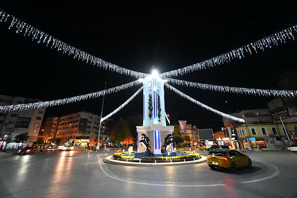 Gemlik Meydanı ışıl ışıl bir görünüm kazandı