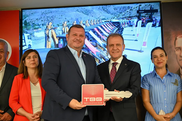 Menderes Belediyesi araç filosuna yeni bir ekskavatör ekledi