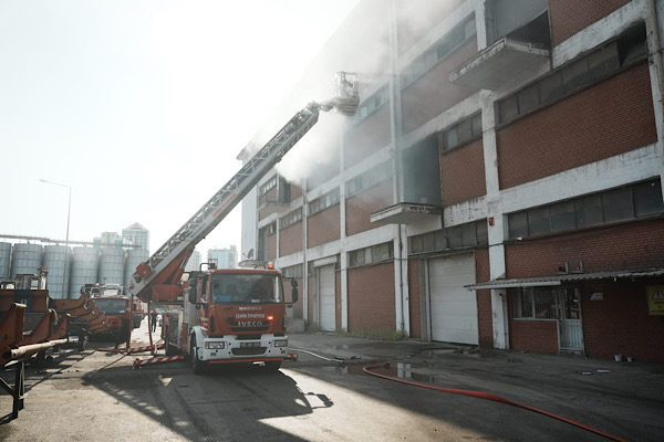 İzmir Limanı’ndaki yangın itfaiye ekiplerince kontrol altına alındı