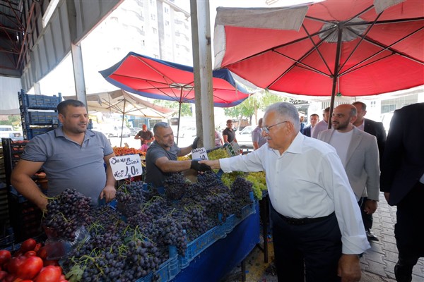 Başkan Büyükkılıç, Hürriyet Pazar Yeri’ni ziyaret etti