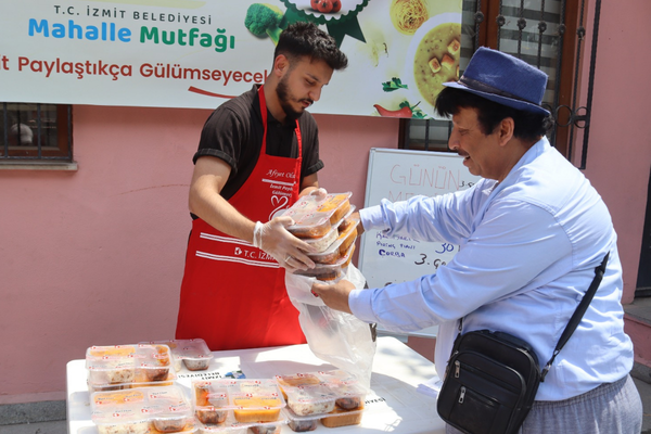İzmit’te mahalle mutfakları uygulaması devam ediyor