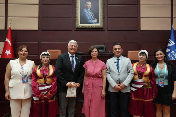 Uluslararası halk dansları ekiplerinden Başkan Ünlüce’ye ziyaret