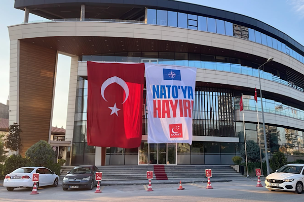 Saadet Partisi’nden NATO Zirvesi öncesi “NATO’ya hayır” pankartı