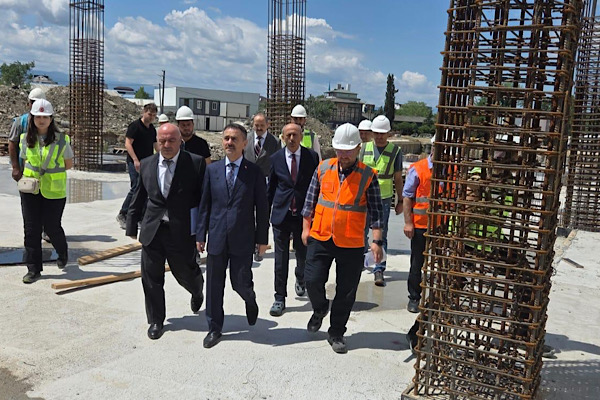 Kocaeli Valisi Aktaş, inşaat alanında incelemelerde bulundu
