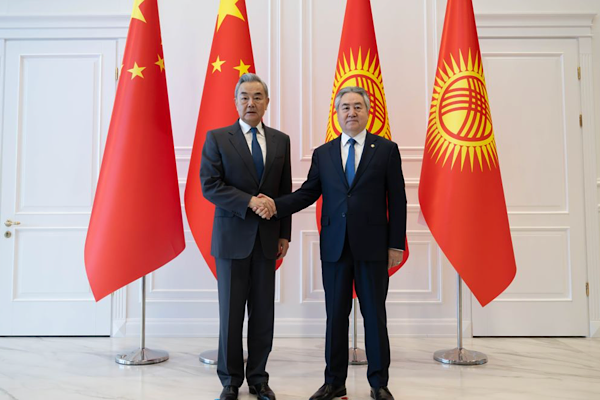 Wang Yi, Kırgız mevkidaşı Kulubaev ile görüştü