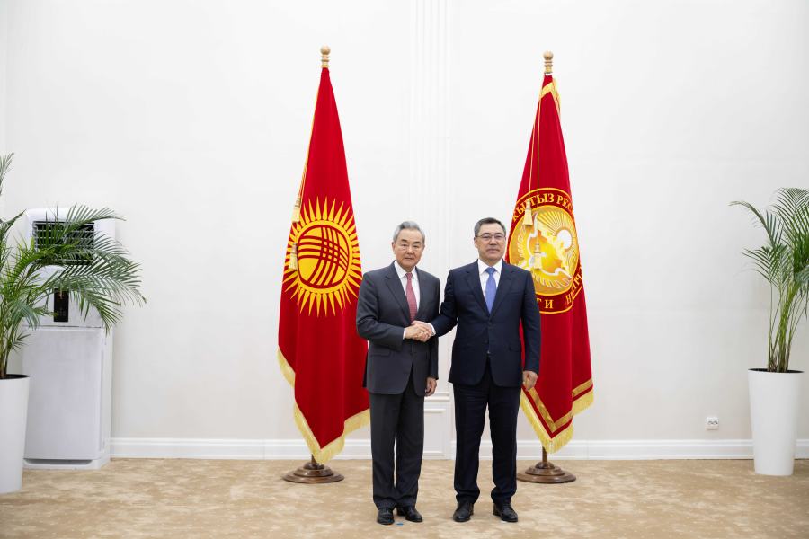 Kırgızistan Cumhurbaşkanı Caparov Çin Dışişleri Bakanı Wang’ı kabul etti