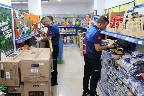 Zincir marketlerde fiyat ve son kullanma tarihi denetimi yapıldı