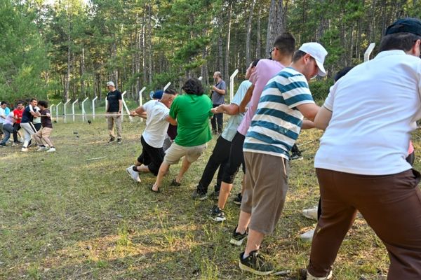 Bursa Gençlik Kampında görme engelli gençler doğayla buluştu