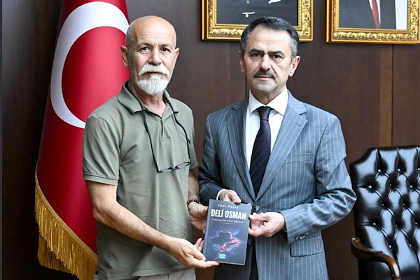 Kocaeli Gazeteciler Cemiyeti Başkan Yardımcısı Polat’tan Vali Aktaş’a “Deli Osman” takdimi