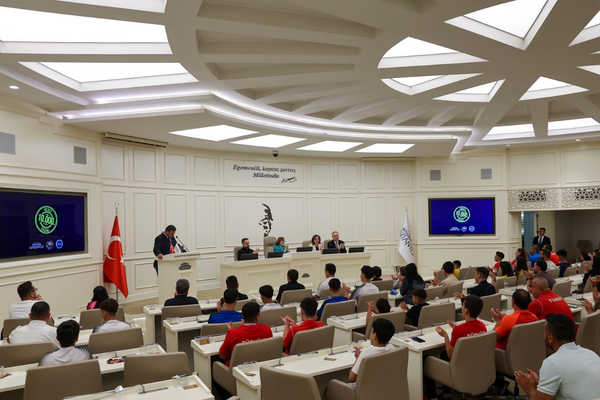Başkan Şahin, başarılı sporcularla buluştu: Sporu merkezimize almamız gerekiyor