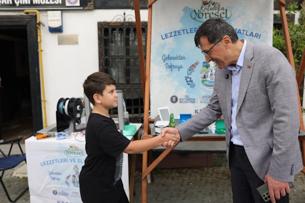 Başkan Kahveci, yöresel lezzetler ve el sanatları etkinliğini ziyaret etti