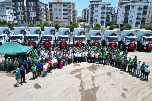 Erdemli Belediyesi araç filosuna 10 yeni kamyon ekledi