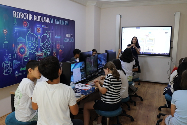İzmit Belediyesi Robotik Kodlama ve Yazılım Evi’nde eğitimler başladı