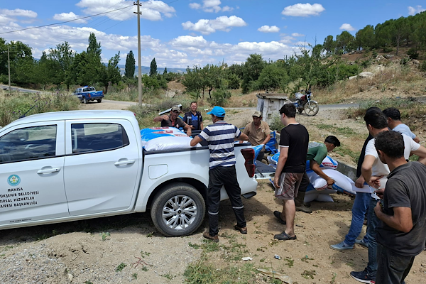 Manisa’da yangından etkilenen üreticiye yem desteği