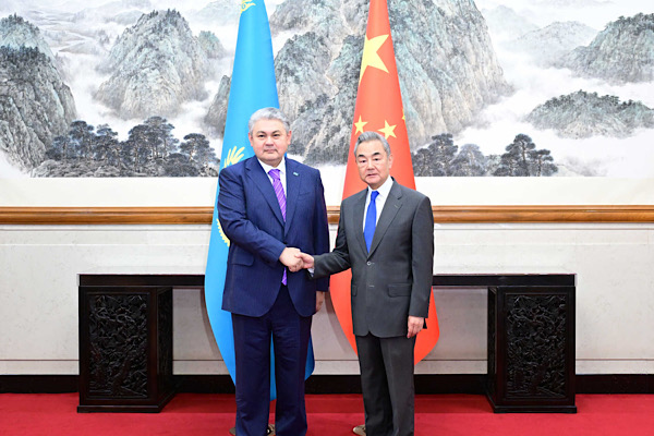 Çin ve Kazakistan dışişleri bakanları Beijing’de bir araya geldi