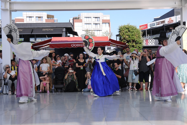 Bursa’da “38. Uluslararası Altın Karagöz Halk Dansları Yarışması” düzenlendi